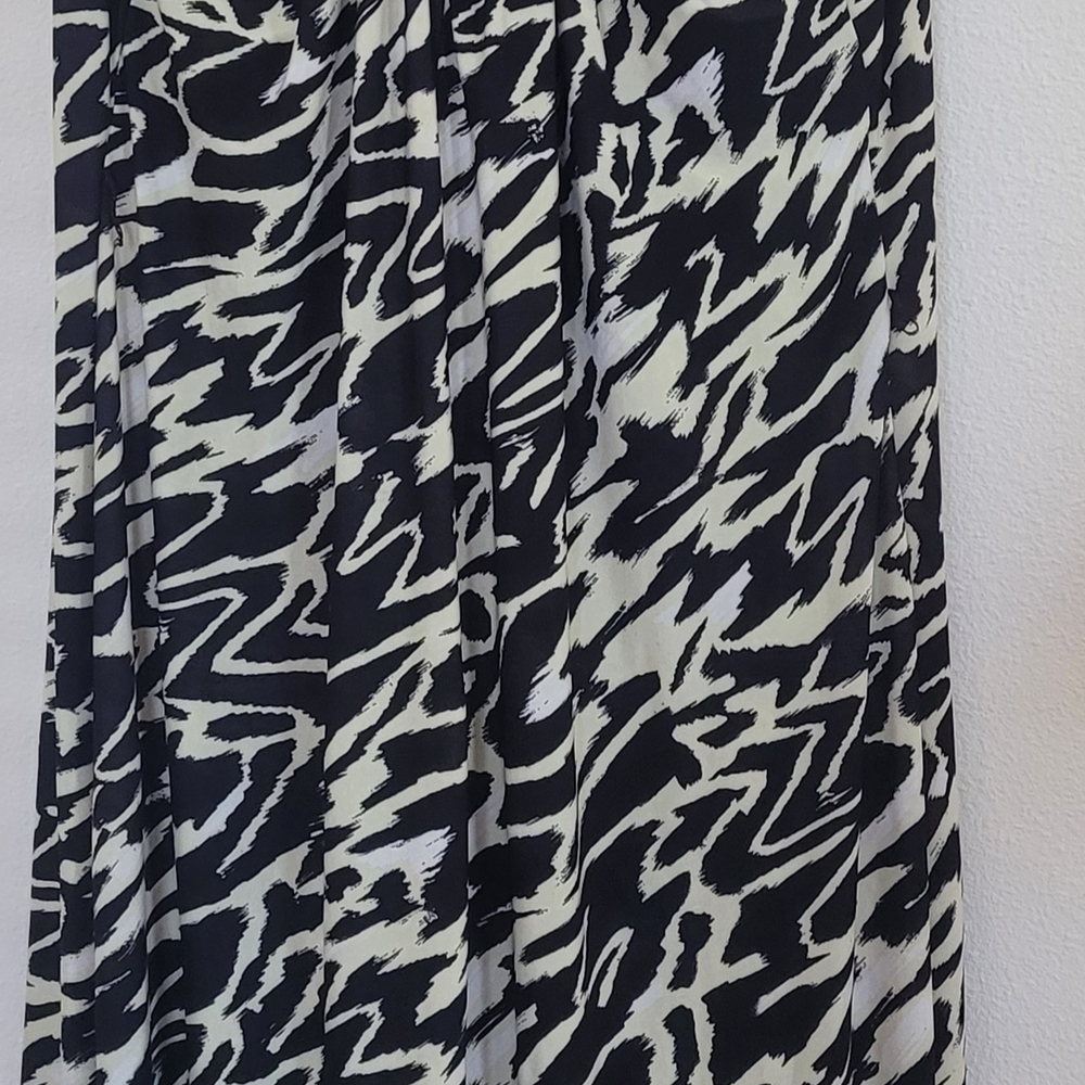 Chic Black and White Abstract Print Dress - Picture 14 of 16